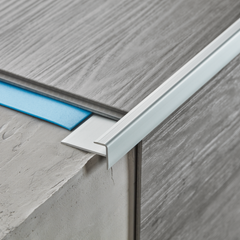 Discover our range of aluminium trim profiles for 3 mm LVT, ideal for stairs and exposed edges. These professional profiles offer a safe, stylish and long-lasting finish.